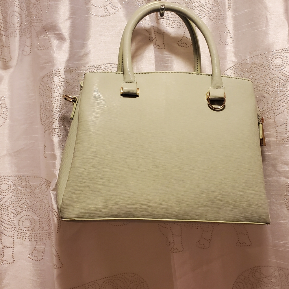 Chic Green Tote Bag with Structured Design
